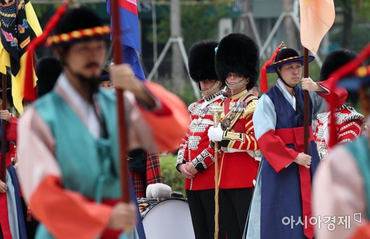 [포토] 왕궁수문장 교대의식 바라보는 영국 왕실 근위대