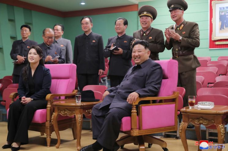 16일 만경대혁명학원을 다시 찾은 김정은 북한 국무위원장과 리설주 여사. [이미지출처=연합뉴스]