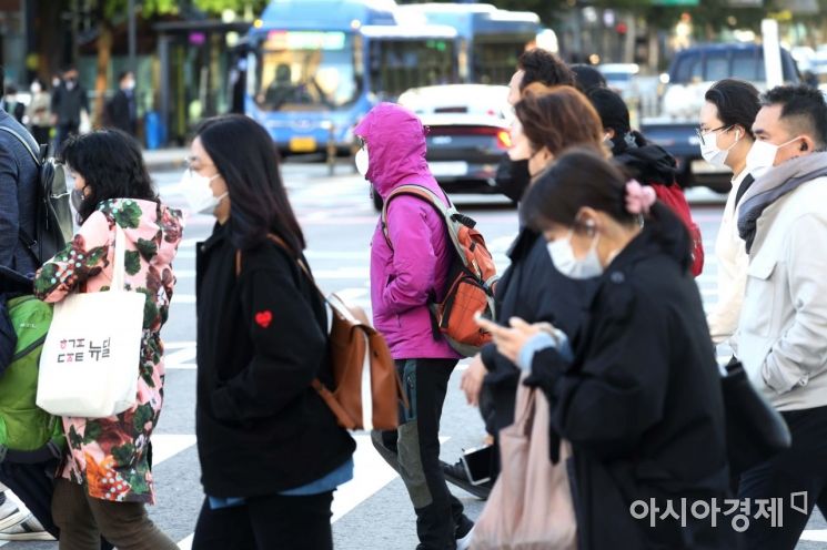 서울 아침 최저기온이 8도로 초겨울 날씨를 보인 17일 종로 광화문 사거리에서 출근길 시민들이 발걸음을 재촉하고 있다. /문호남 기자 munonam@
