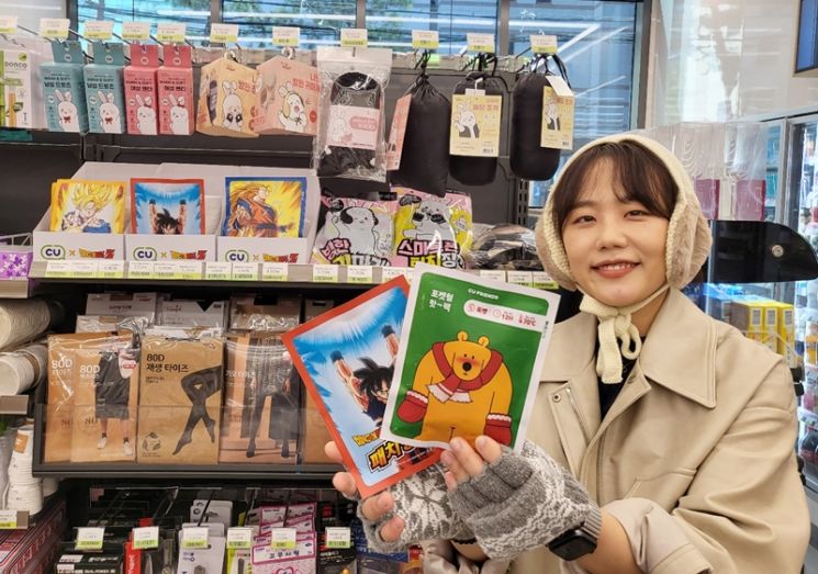 편의점 CU에서 모델이 방한용품을 소개하고 있다. (사진제공=BGF리테일)