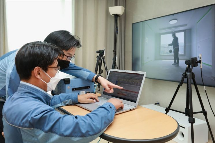 삼성물산 관계자들이 층간소음 연구시설 '고요안랩'에서 신기술 성능을 시험하고 있다. [사진=삼성물산]