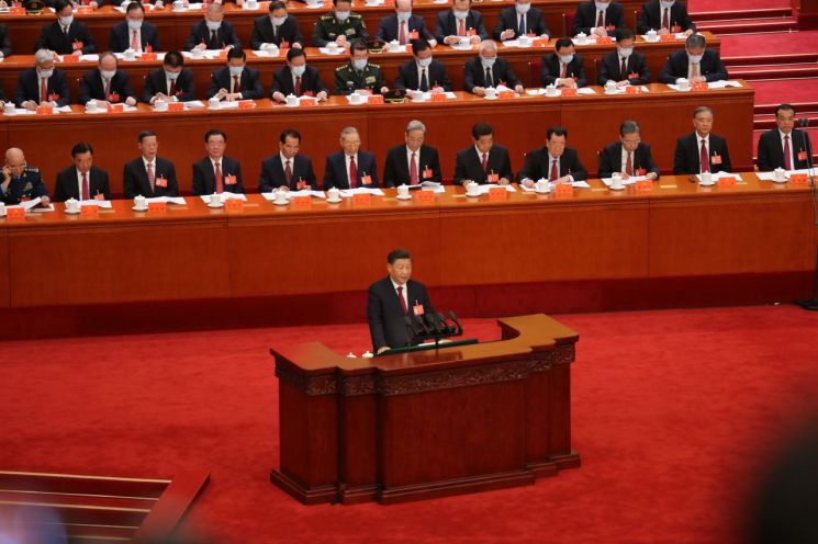 시진핑 중국 국가 주석이 16일 오전 베이징 인민대회당에서 열린 중국 공산당 제20차 전국대표대회 개막식에서 업무보고를 하고 있다. [이미지출처=연합뉴스]
