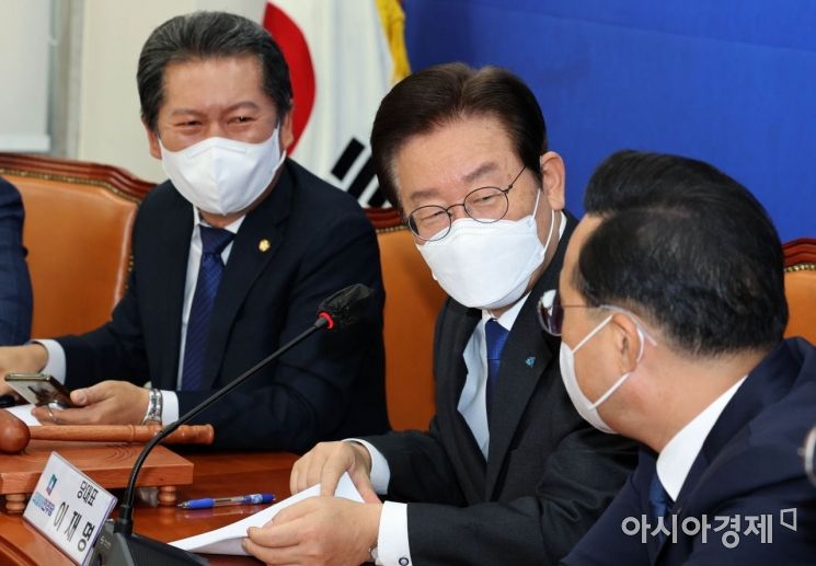 이재명 더불어민주당 대표가 17일 국회에서 열린 최고위원회의에 참석, 회의 도중 박홍근 원내대표와 이야기를 나누고 있다./ 윤동주 기자 doso7@