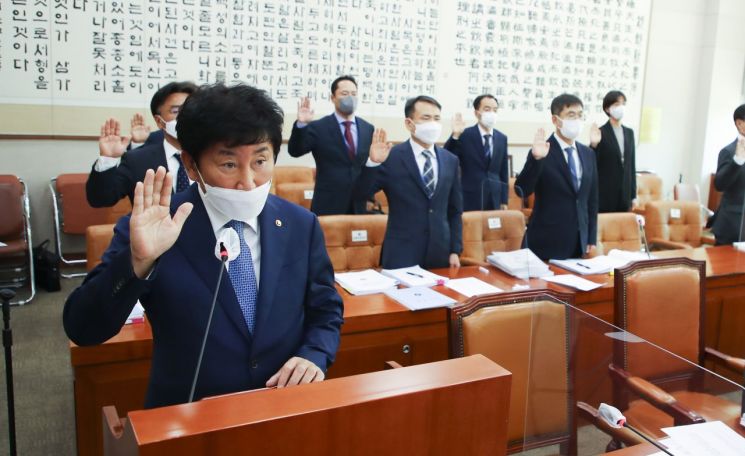 [2022 국감] 野, 헌재 국감서 ‘골프 접대 의혹’ 이영진 재판관 질타