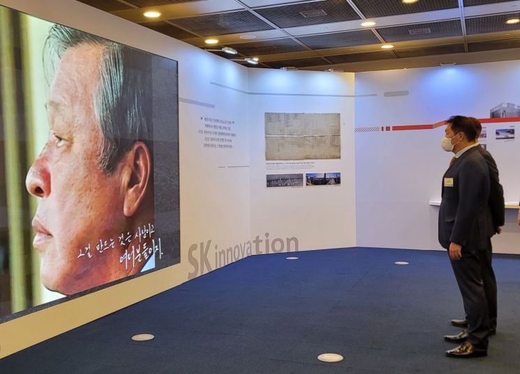 최태원 SK그룹 회장이 13일 서울 중구 대한상공회의소 창립 60주년 기념식 행사장 옆에 마련된 전시실에서 부친인 고 최종현 SK그룹 회장 영상을 보고 있다. 최서윤 기자 @sychoi