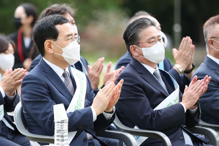 박수치는 이창양 산업통상자원부 장관
    (서울=연합뉴스) 신현우 기자 = 이창양 산업통상자원부 장관(왼쪽)이 6일 오후 마포구 서울에너지드림센터에서 열린 공공기관 에너지 다이어트 10 실천 결의에 참석해 박수치고 있다. 옆은 정승일 한국전력공사 사장. 2022.10.6
    nowwego@yna.co.kr
(끝)


＜저작권자(c) 연합뉴스, 무단 전재-재배포 금지＞