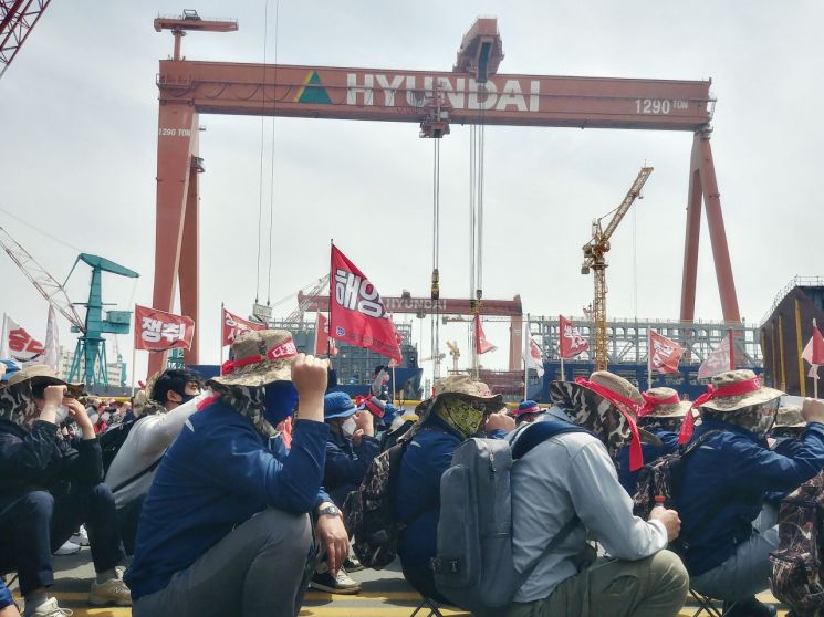 현대중공업 노조가 임금협상 난항으로 지난 4월 27일 울산 본사에서 파업하고 있다. [이미지출처=연합뉴스]