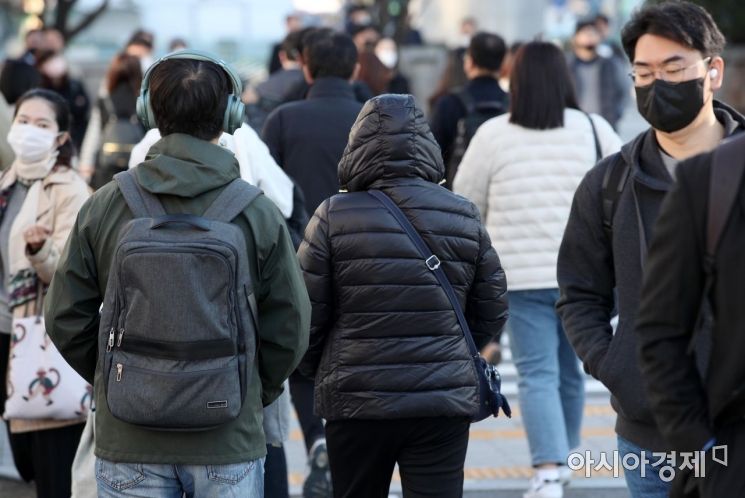 내륙 곳곳에 첫 한파주의보가 내려지는 등 올가을 들어 가장 추운 날씨가 찾아온 18일 서울 광화문사거리에서 시민들이 출근길 발걸음을 재촉하고 있다./김현민 기자 kimhyun81