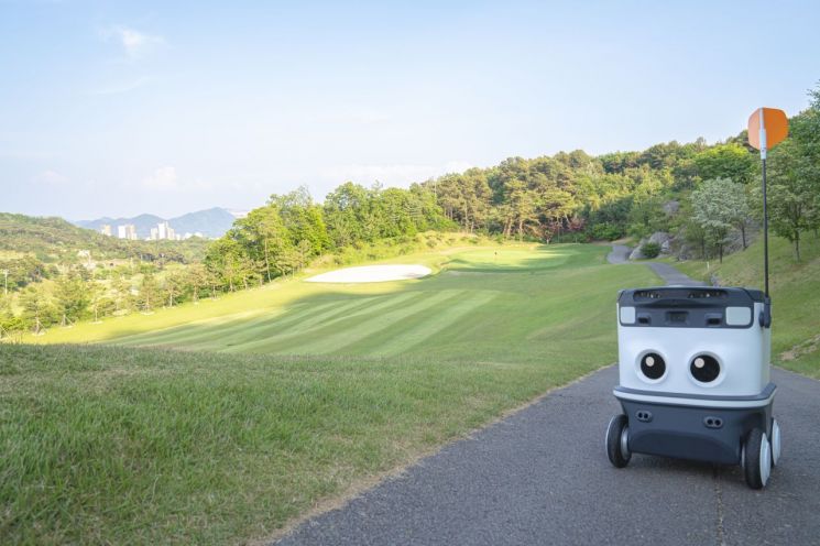 뉴빌리티의 자율주행 배달로봇 '뉴비'가 골프장에서 배달을 수행하고 있다.