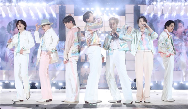 방탄소년단이 지난 3월 서울 잠실종합운동장 주경기장에서 열린 'BTS PERMISSION TO DANCE ON STAGE - SEOUL'에서 공연을 하고 있다. 사진제공 = 빅히트뮤직
