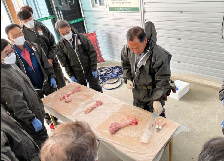 창녕축협 “한우 인공수정 돈 안들이고 혼자서도 할 수 있어요”