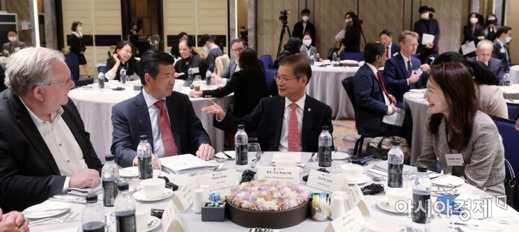 이정식 고용부 장관이 18일 서울 종로구 포시즌스호텔에서 열린 주한 미국기업(암참) 간담회에 참석해 제임스 김 주한미국상공회의소 회장 등 기업인들과 대화하고 있다./김현민 기자 kimhyun81@