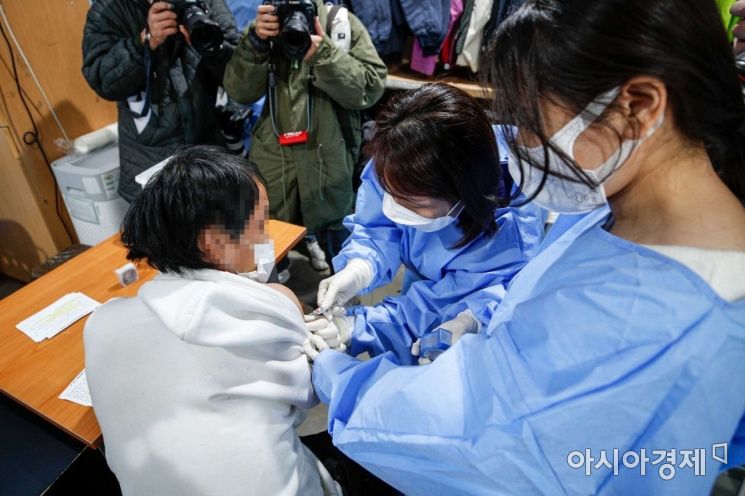 여성 의료진이 노숙인과 쪽방 주민에게 무료 독감 예방접종을 진행하고 있다. 기사 내용과 무관. 아시아경제DB