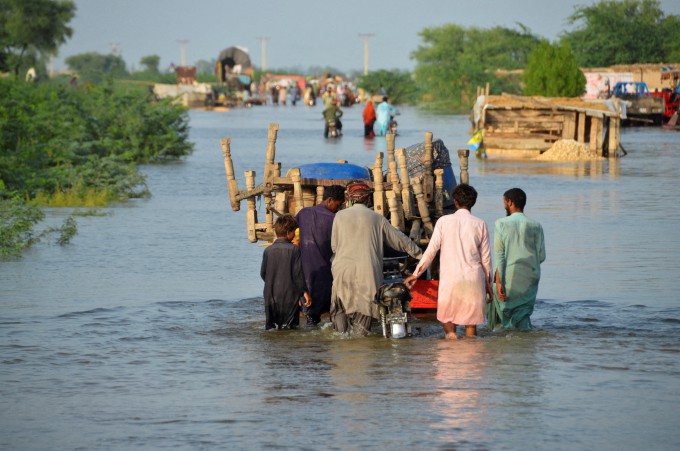 지난 6월부터 시작된 파키스탄의 몬순 우기 홍수 사태로 국가 비상사태가 선포된 가운데 사망자 수는 1300명을 넘어섰다. 사진=연합뉴스