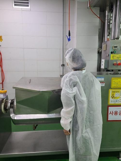 15일 노동자 사망사고가 일어난 경기도 평택 SPL 제빵공장 내 사용중지 명령을 받은 배합기. 사진=SPL 제공
