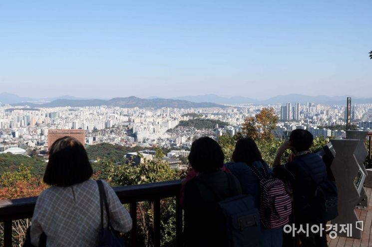 완연한 가을 날씨를 보인 18일 서울 남산에서 시민들이 시간을 보내고 있다. /문호남 기자 munonam@