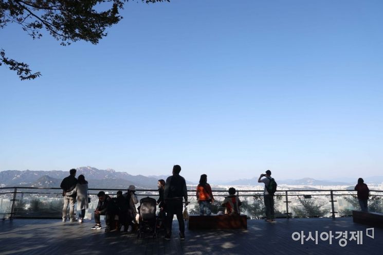 시민들이 서울 남산에 올라 먼 산을 바라보고 있다.  /문호남 기자 munonam@