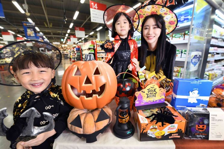 핼러윈 두 시선…"서양 명절에 돈 낭비" vs "놀이 문화로 인정해야"