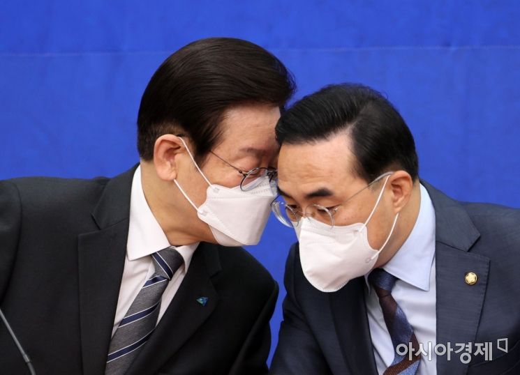 이재명 더불어민주당 대표가 19일 국회에서 열린 최고위원회의 '국민발언대 - 동남권 메가시티편'에 참석, 회의 도중 박홍근 원내대표와 이야기를 나누고 있다./윤동주 기자 doso7@