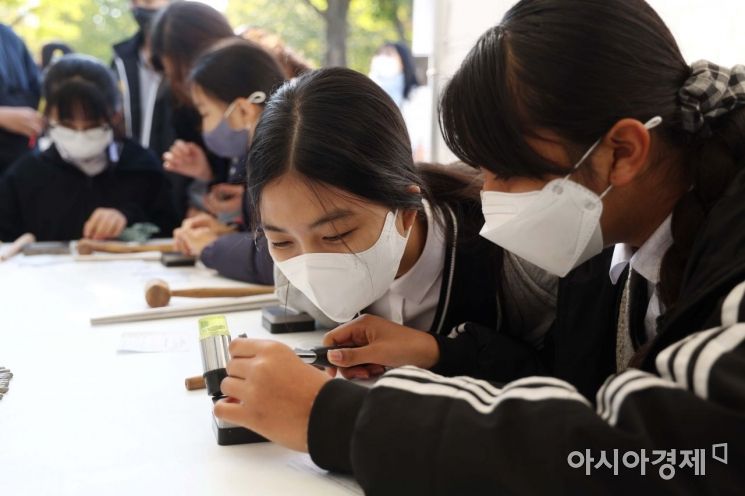 19일 서울 대학로 마로니에공원에서 열린 2022 종로구 청소년 진로직업박람회에서 학생들이 은반지 만들기 체험을 하고 있다. /문호남 기자 munonam@