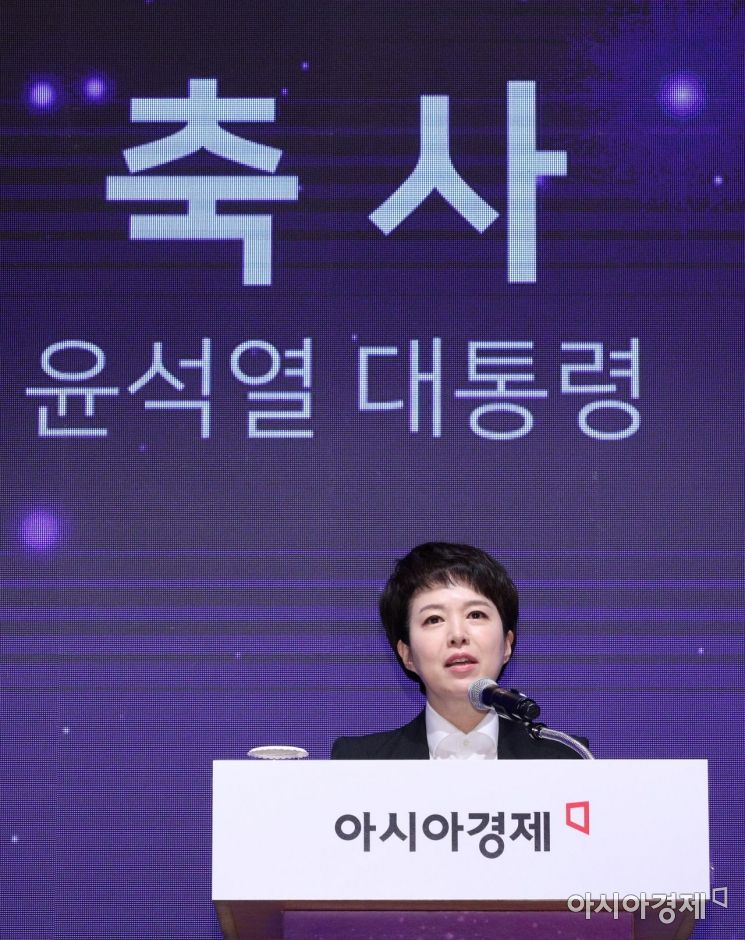 Kim Eun-hye, Chief Public Relations Officer of the Presidential Office, is reading President Yoon Seok-yeol's congratulatory message at the 2022 Women Leaders Forum hosted by Asia Economy at Lotte Hotel in Jung-gu, Seoul on the 19th. Photo by Kim Hyun-min kimhyun81@