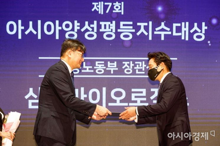박용 삼성바이오로직스 인사지원센터장이 19일 서울 중구 롯데호텔에서 열린 '제7회 아시아양성평등지수대상 시상식'에서 권기섭 고용노동부 차관에게 고용노동부장관상을 전달 받고 있다./강진형 기자aymsdream@
