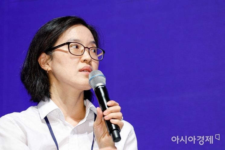 정보라 작가가 19일 서울 중구 롯데호텔에서 열린 '2022 여성리더스포럼'에서 '글로벌(K-스토리) 한국 여성 작가들의 활약성과 의미, 가능성'이란 주제로 토론하고 있다./강진형 기자aymsdream@