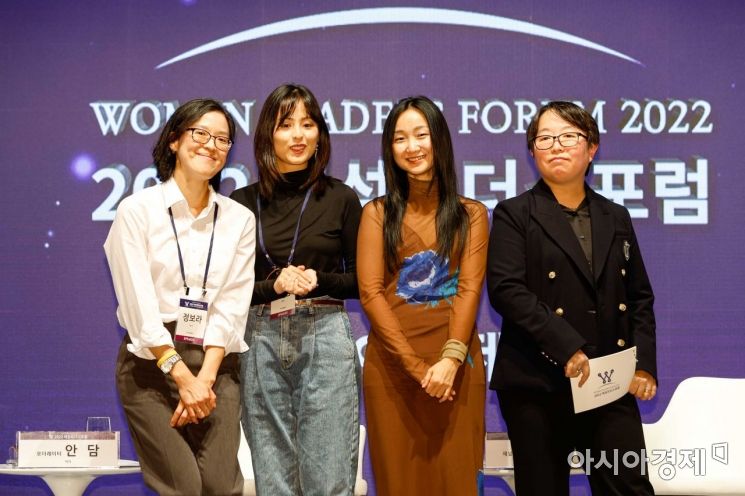 (왼쪽부터)정보라 작가, 안담 작가, 이슬아 작가, 전혜진 작가가 19일 서울 중구 롯데호텔에서 열린 '2022 여성리더스포럼'에서 '글로벌(K-스토리) 한국 여성 작가들의 활약성과 의미, 가능성'이란 주제로 대담을 마친 뒤 사진촬영 하고 있다./강진형 기자aymsdream@