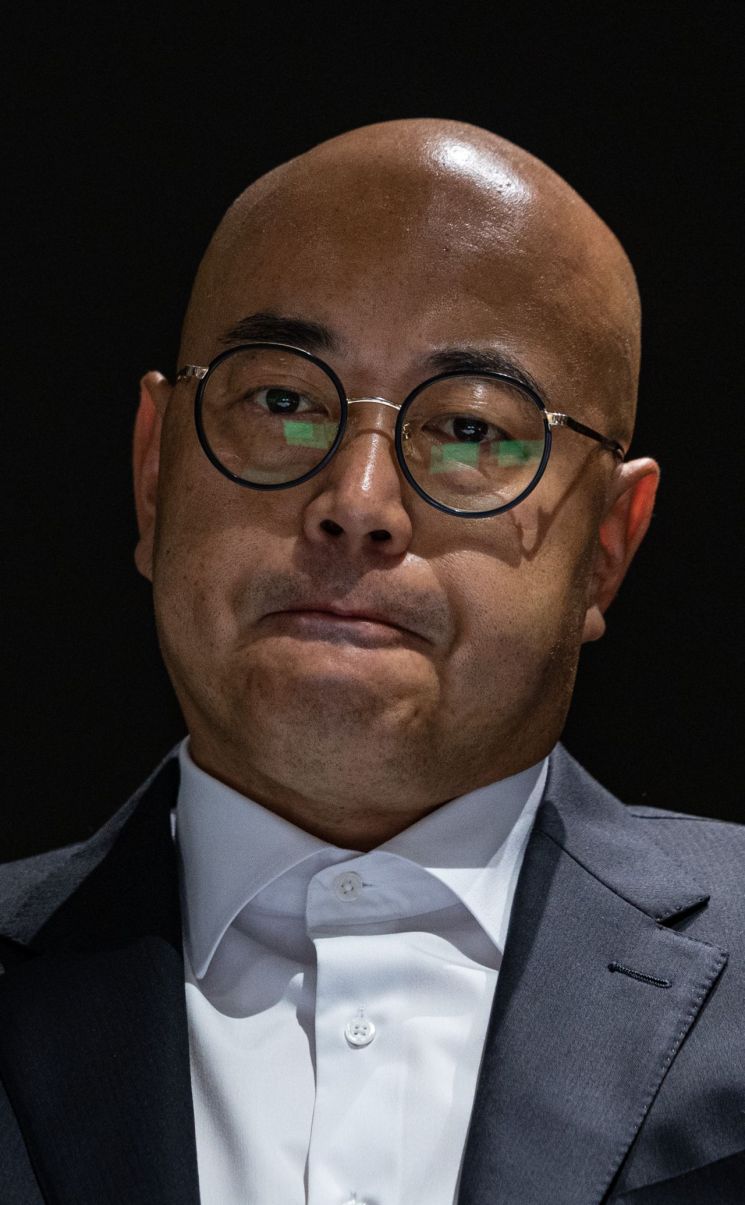 카카오 남궁훈 각자대표가 2022년 10월 19일 오전 경기도 성남시 판교 카카오 아지트에서 열린 '데이터센터 화재로 인한 장애' 관련 대국민 기자회견 도중 굳은 표정을 짓고 있다. 남 대표는 이날 회견에서 카카오 대표 사퇴를 밝혔다. 연합뉴스