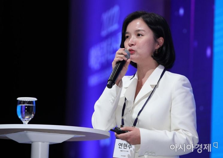 연현주 생활연구소 대표가 아시아경제 주최로 열린 2022 여성리더스포럼에서 '챌린지(START UP) 여성 창업가의 현재 그리고 소명'을 주재로 발제하고 있다./김현민 기자 kimhyun81@