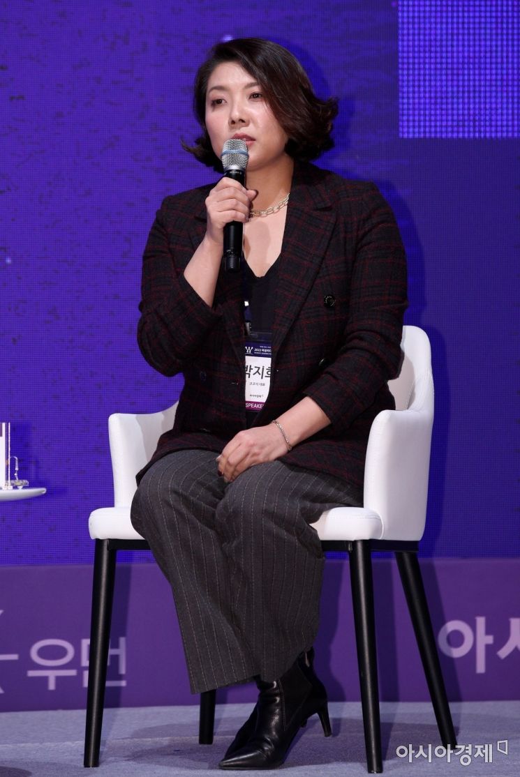 박지희 코코지 대표가 2022 여성리더스포럼에서 '챌린지(START UP) 여성 창업가의 현재 그리고 소명'을 주제로 토론하고 있다./김현민 기자 kimhyun81@