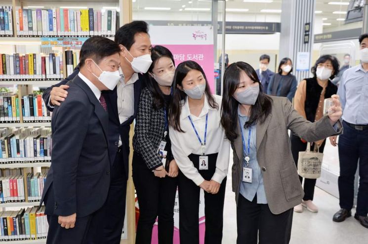 오세훈 시장이 이필형 동대문구청장, 직원들과 기념촬영을 했다.