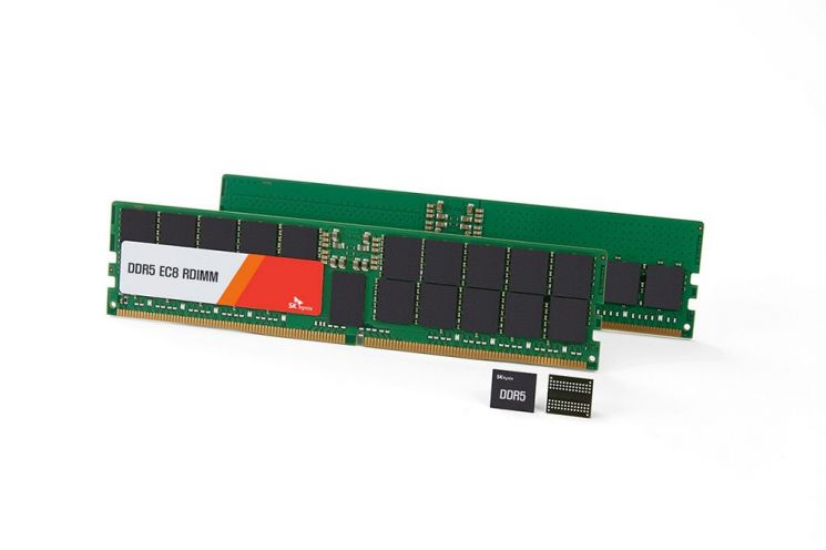 SK하이닉스가 업계 최초로 샘플 출하한 24Gb DDR5 D램과 96GB, 48GB D램 모듈.(사진제공=SK하이닉스)