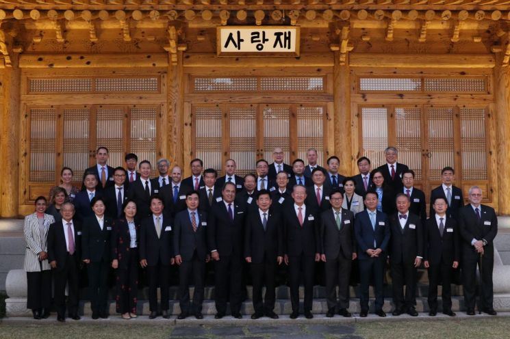 김진표 국회의장(앞줄 왼쪽 여덟번째), 허창수 전경련 회장앞줄 왼쪽 아홉번째)을 비롯한 내빈들이 19일 국회 사랑재에서 열린 '한미재계회의 환영만찬'에서 기념촬영을 하고 있다.