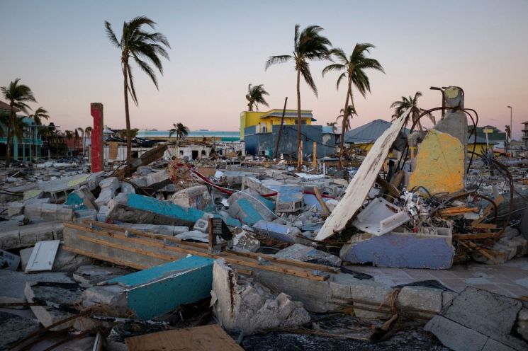 지난해 10월4일(현지시간) 미국 플로리다주 포트마이어스 해변에 위치한 식당, 상점 등의 건물들이 허리케인 '이언'(Ian)으로 파괴된 모습. 사진=로이터·연합뉴스