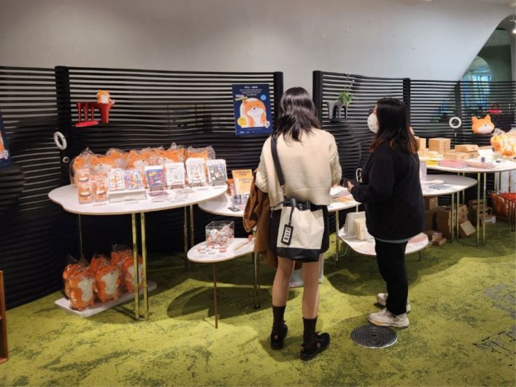 19일 오후 서울 중구 동대문디자인플라자(DDP) 디자인스토어에 있는 GS25 갓생기획 팝업스토어를 사람들이 구경하고 있다.