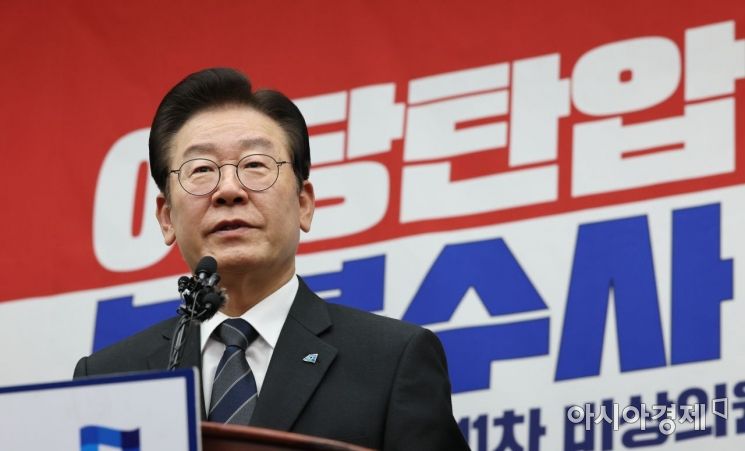 이재명 더불어민주당 대표가 20일 국회에서 열린 긴급 의원총회에 참석, 모두발언을 하고 있다./윤동주 기자 doso7@