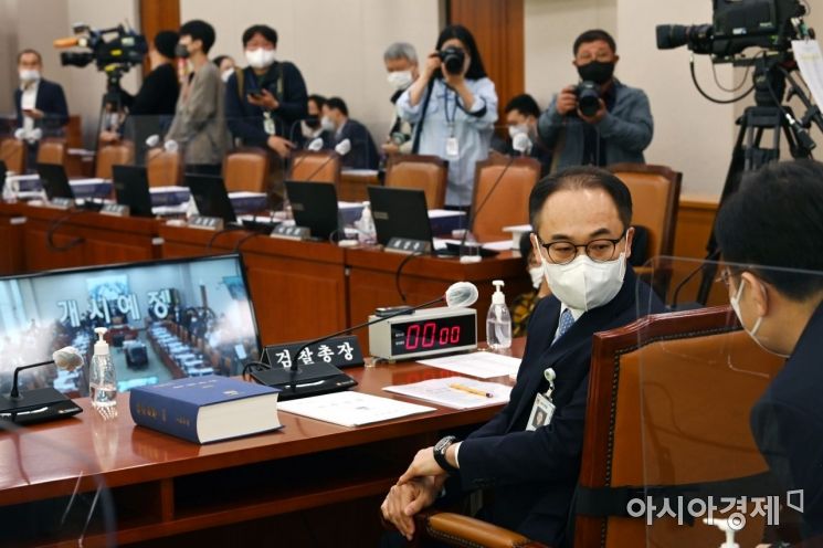 이원석 검찰총장이 20일 국회에서 열린 대검찰청에 대한 국정감사에 출석, 감사 시작을 기다리며 관계자와 이야기를 나누고 있다./윤동주 기자 doso7@