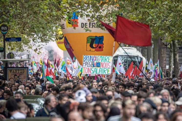 프랑스 파리 시민 수천 명이 지난 18일(현지시간) 파업 시위에 참여해 임금 인상을 요구하고 있다. 이날 프랑스 전역에서 임금 인상 요구 파업 시위가 벌어져 10만명이 넘는 인원이 시위에 참여했다.    파리(프랑스)=EPA·연합뉴스