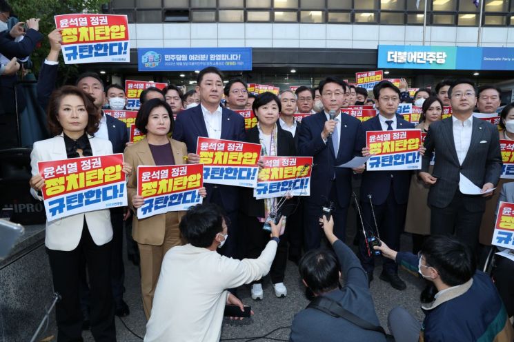 더불어민주당 조정식 사무총장이 19일 서울 여의도 당사 앞에서 검찰의 압수수색과 관련해 입장을 밝히고 있다. [이미지출처=연합뉴스]