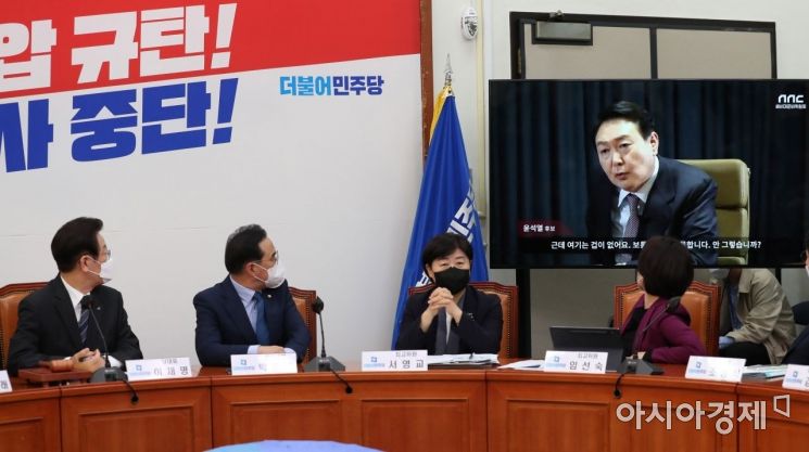 이재명 더불어민주당 대표가 20일 국회에서 열린 긴급 최고위원회의에 참석, 윤석열 대통령 관련 영상을 보고 있다./윤동주 기자 doso7@