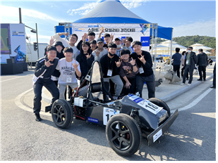 동명대 자동차공학과 전공동아리 ‘TEAM S.E.C’팀이 ‘2022 대학생 스마트 e-모빌리티 경진대회’에서 동상을 수상 후 단체 기념사진을 찍고 있다.