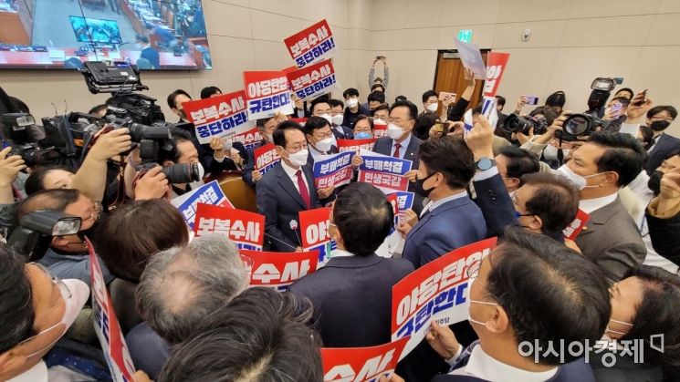 20일 국회에서 열린 대검찰청에 대한 국정감사에서 더불어민주당 의원들이 김도읍 법사위원장의 일방적인 회의 진행에 항의하고 있다./윤동주 기자 doso7@