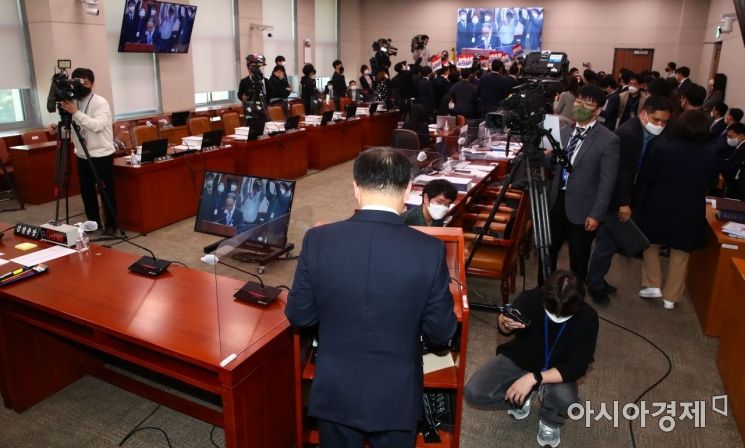 이원석 검찰총장이 20일 국회에서 열린 대검찰청에 대한 국정감사에 출석, 업무보고를 하는 도중 더불어민주당 의원들이 일방적인 의사 진행을 하고 있는 김도읍 법사위원장에게 항의하고 있다./윤동주 기자 doso7@