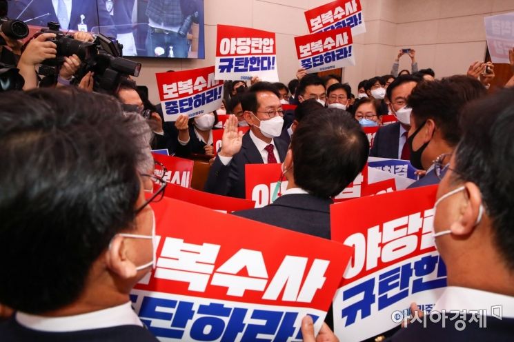 20일 국회에서 열린 대검찰청에 대한 국정감사에서 더불어민주당 의원들이 김도읍 법사위원장의 일방적인 회의 진행에 항의하고 있다./윤동주 기자 doso7@