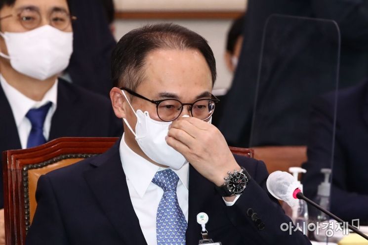 이원석 검찰총장이 20일 국회에서 열린 대검찰청에 대한 국정감사에 출석, 심각한 표정으로 여야 대치 상황을 지켜보고 있다./윤동주 기자 doso7@