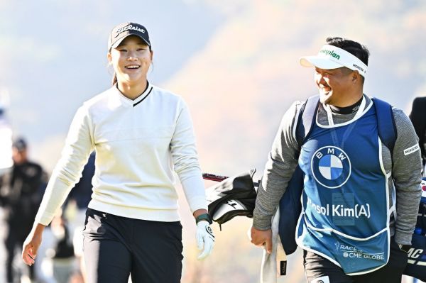 지난해 LPGA투어 BMW 챔피언십에서 활약한 김민솔(왼쪽)이 캐디와 대화하고 미소를 보이고 있다.[이미지출처=연합뉴스]