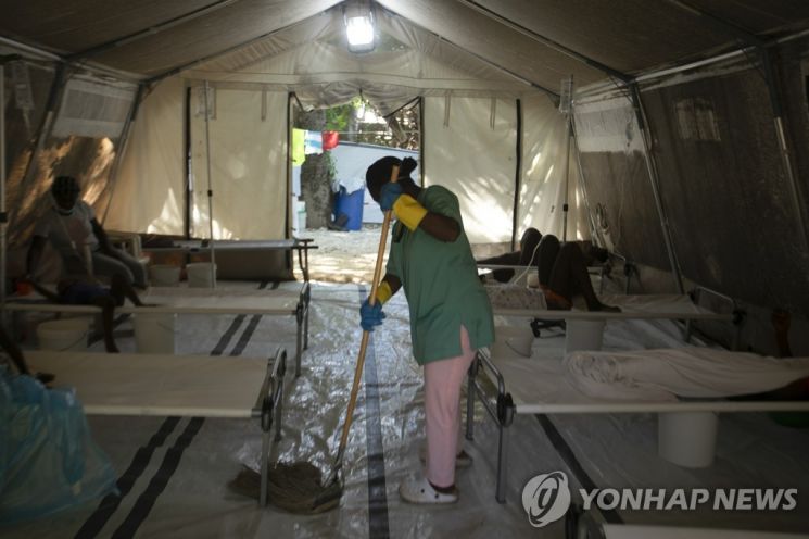 콜레라 치료센터 바닥 닦는 아이티 의료진. 사진=AP 연합뉴스