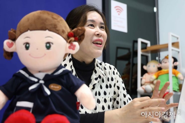 [인생3막 기업]"할머니, 저랑 같이 음악 들어요"…말벗 돼주는 반려로봇 만든 '효돌'