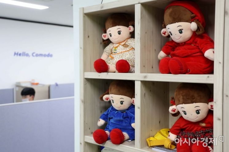 [인생3막 기업]"할머니, 저랑 같이 음악 들어요"…말벗 돼주는 반려로봇 만든 '효돌'